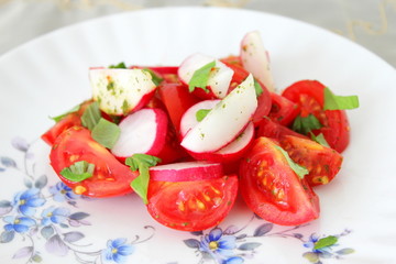 Tomatensalat mit Radieschen