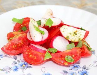 Tomatensalat mit Radieschen
