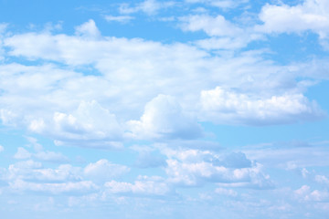 Naklejka na ściany i meble Niebieskim tle nieba z chmurami