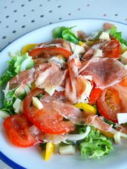 assiette de crudités au jambon cru