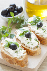 Crostini with cottage cheese, parsley and olive