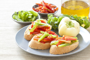 Crostini with red and green pepper