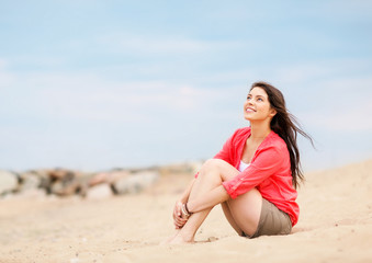Fototapeta na wymiar girl sitting on the beach