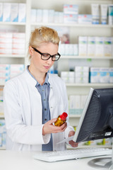 apothekerin prüft ein medikament