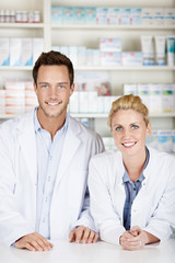 zwei junge apotheker in der apotheke