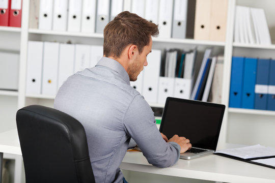 geschäftsmann arbeitet am laptop