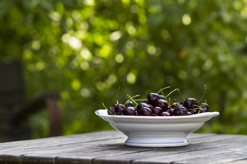 Fototapeta premium cherries in old porcelain bowl