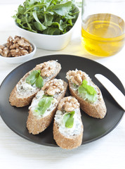 Crostini with gorgonzola cheese, arugula and walnut