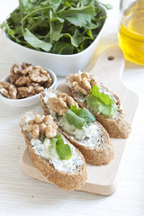 Crostini with gorgonzola cheese, arugula and walnut