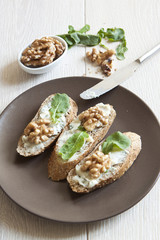 Crostini with gorgonzola cheese, arugula and walnut