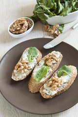 Crostini with gorgonzola cheese, arugula and walnut