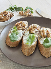 Crostini with gorgonzola cheese, arugula and walnut