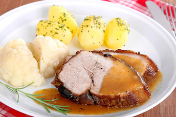 Krustenbraten mit Kartoffeln