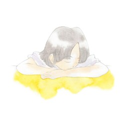 机の上で眠る女性