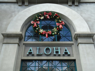 The Word Aloha and Christmas Wreath on side of Aloha Tower © Eric BVD