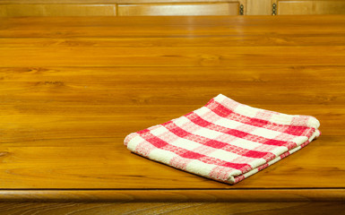 serviette à carreaux sur table bois ciré