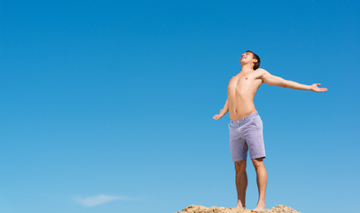 Obraz premium shirtless man against blue sky