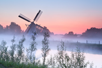 Fototapety  uroczy holenderski wiatrak o wschodzie słońca