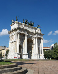 Fototapeta na wymiar Arch Of Peace On Blue Sky Mediolan Włochy