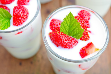 Joghurt mit Erdbeeren