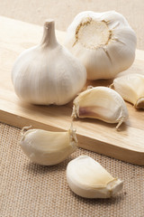 まな板の上に複数のニンニク