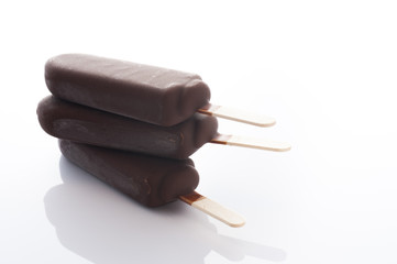 白背景に積み重ねたチョコレートアイス