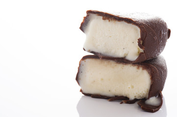 白背景にアイスクリームのアップ