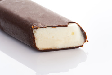 白背景にアイスクリームのアップ