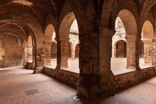 chiostro di San Francesco, Suvereto, Italy