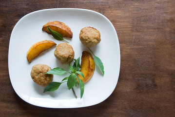 Balls of meat and grilled peaches