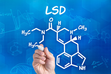 Hand zeichnet chemische Strukturformel von LSD