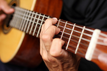 Fototapeta na wymiar zamknąć na gitarze akustycznej w rękach muzyków