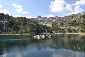 Fototapeta na wymiar lac pyrenees