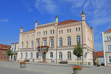 Fototapeta na wymiar Rathaus Sternberg w Tudorgotik (1850, Meklemburgia)