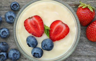 Nachspeise mit Heidel- und Erdbeeren