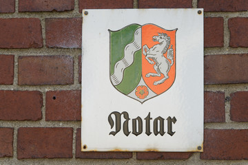 altes Hinweisschild auf einen Notar