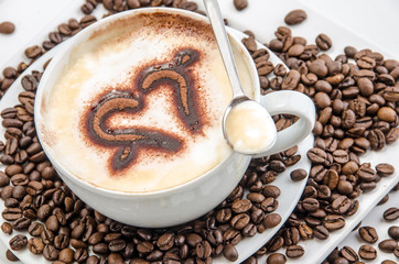 Cappuccino mit Herz aus Schokolade und Kaffeebohnen
