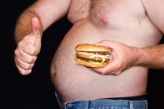 uomo sovrappeso con hamburger