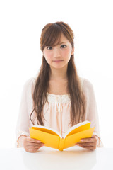 本を読む女性