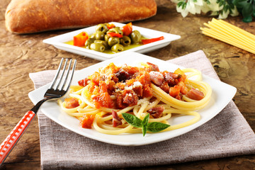 Bucatini all'amatriciana, with bacon, tomato and cheese