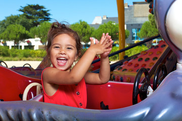 enfant dans manège à la fête foraine