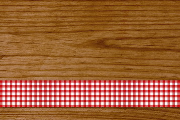Holzbrett mit rot-weißem Tischdeckenstreifen