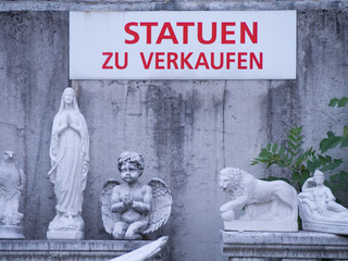 Steinfiguren im Verkauf