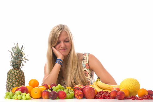 Blonde Frau schaut auf Obstsorten