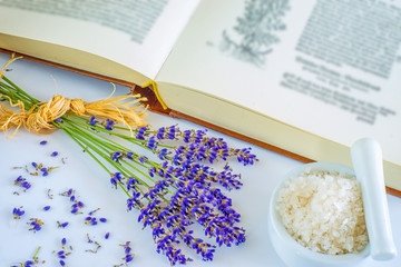Lavendel mit Mörser, Meersalz, Buch © hjschneider