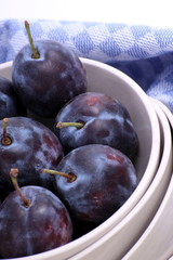 Pflaumen in Schale, Ausschnitt
