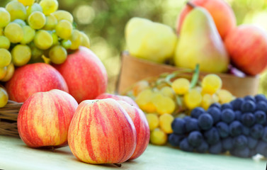 Obraz na płótnie Canvas Apples, grapes and pears