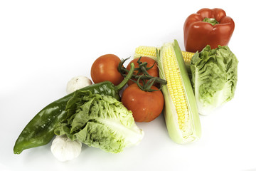 verduras variadas sobre fondo blanco