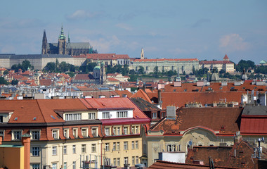 Naklejka na ściany i meble Widok na Zamek Praski na dachy budynków miasta