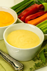 Selbstgemachte Mayonnaise mit Gemüsesticks